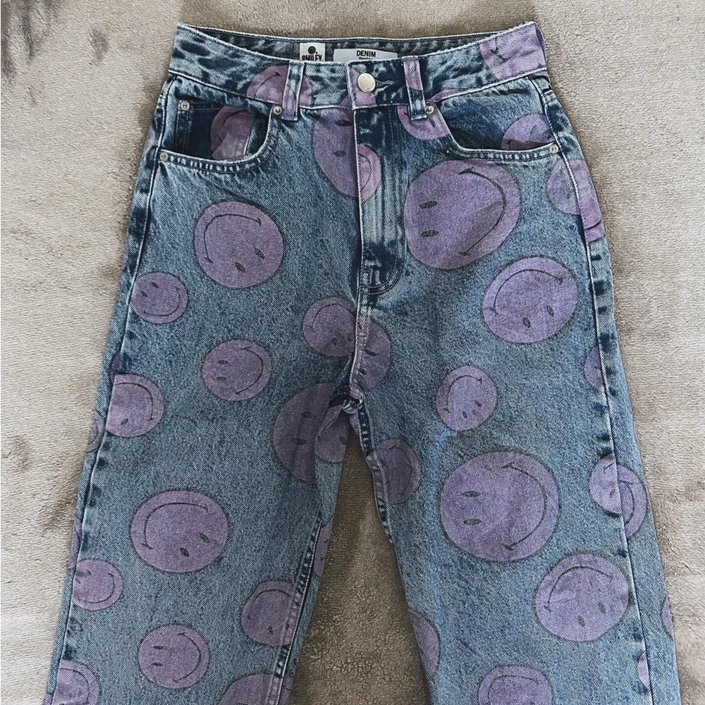 Bershka Purple Smiley Face Jeans
Size US 4 EUR 36 MEX 26